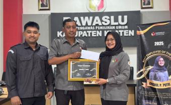 Ketua dan Kepala Sekretariat Bawaslu Klaten berikan apresiasi kepada staf Bawaslu Klaten yang terpilih menjadi Best Employment of The Year. 15/12/25