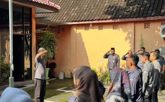 Ketua Bawaslu Klaten Pimpin Apel Pagi, Tekankan Soliditas dan Publikasi Program Kerja