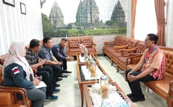 Anggota Bawaslu Klaten Arif Fatkhurrokhman dan Kepala Sekolah SMA N 1 Klaten