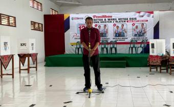 Ketua Bawaslu Klaten saat berikan sambutan dan penyampaian materi Demokrasi