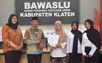 Kepala Sekretariat dan Kasubag Bawaslu Klaten saat lakukan foto bersama anak magang dan guru pembibing. 6/3