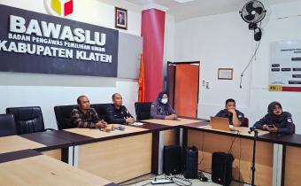 jajaran Bawaslu saat mengikut Zoom Meeting Supervisi dan Konsultasi Divisi SDM dan Organisasi yang diselenggarakan oleh Bawaslu Provinsi Jawa Tengah