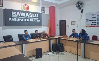 Jajaran Bawaslu Klaten saat ikuti zoom meating