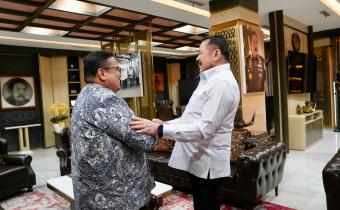 Ketua Bawaslu Rahmat Bagja (kiri) dan Jaksa Agung ST Burhanuddin dalam audiensi antara Bawaslu dengan Kajagung, Senin (13/4/2026) di Gedung Kejagung, Jakarta.