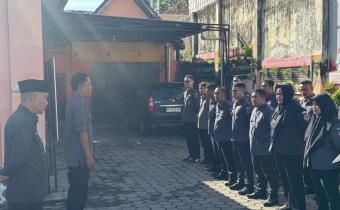 Arif Fatkhurrokhman Ketua Bawaslu Klaten saat beri amanat ke peserta apel pagi Bawaslu Klaten. 13/04