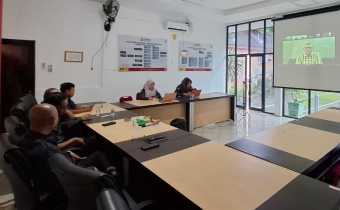Pimpinan Bawaslu Klaten ikuti zoom meeting Bawaslu jateng  Perkuat Alat Bukti di MK, Bawaslu Klaten Simak Arahan Strategis dalam Literasi Pojok Pengawasan Jawa Tengah