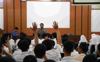 Bawaslu Go To School: Sambangi SMK N 2 Klaten, Bawaslu Ajak Pemilih Pemula Tolak Politik Uang