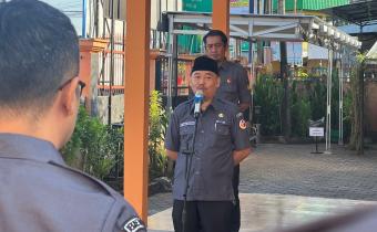 Dwi Hendro Nugroho saat berikan arahan ke jajaran sekretariat di apel pagi hari senin, 08 Juni 2026
