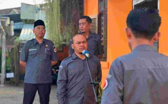 Anggota Bawaslu Klaten Saifudin saat beri arahan kepada peserta apel   