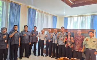 Pimpinan Bawaslu Klaten lakukan foto bersama dengan jajaran pimpinan UNWIDA