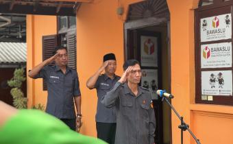 Dedi Wibowo anggota Bawaslu Klaten pimpin apel pagi hari senin.5/10